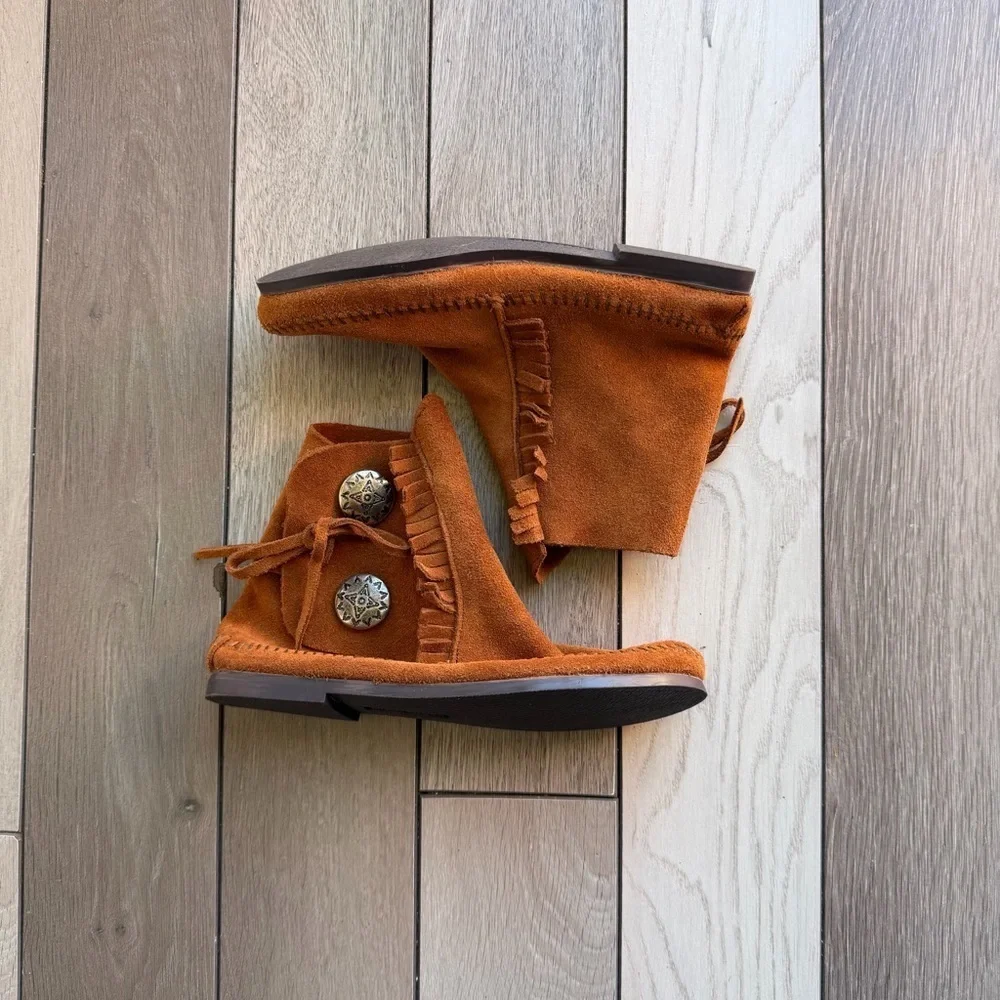 MINNETONKA Women's Two Button Hardsole Boot